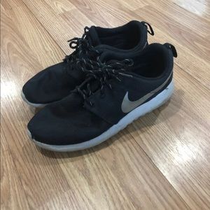 Black Nike Roshes